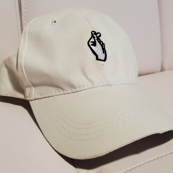 New Forever 21 KPOP Love Finger Heart Trending White Baseball Cap - One Size - Picture 4 of 9